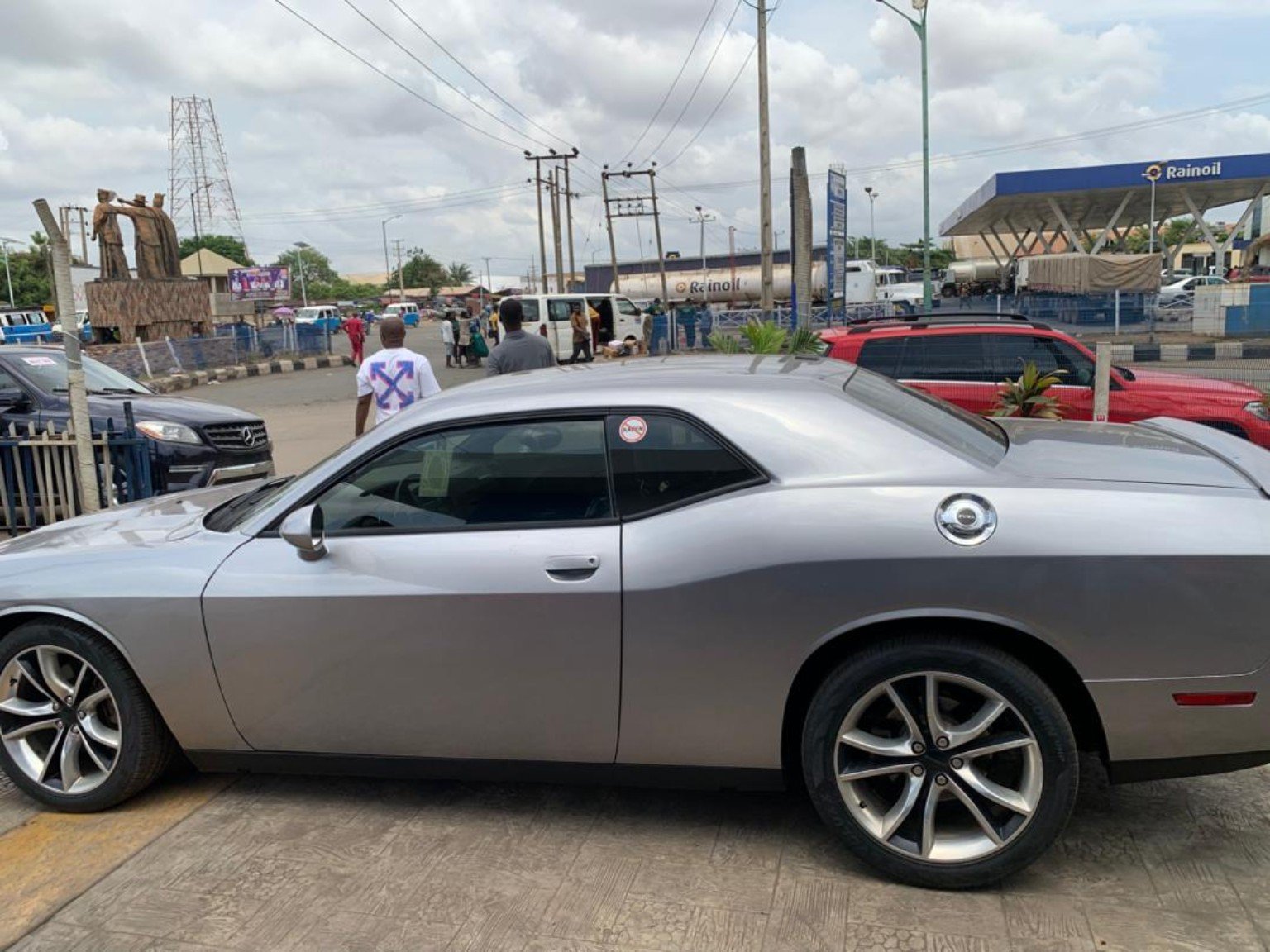 Dodge Challenger 2013 side view in Asaba