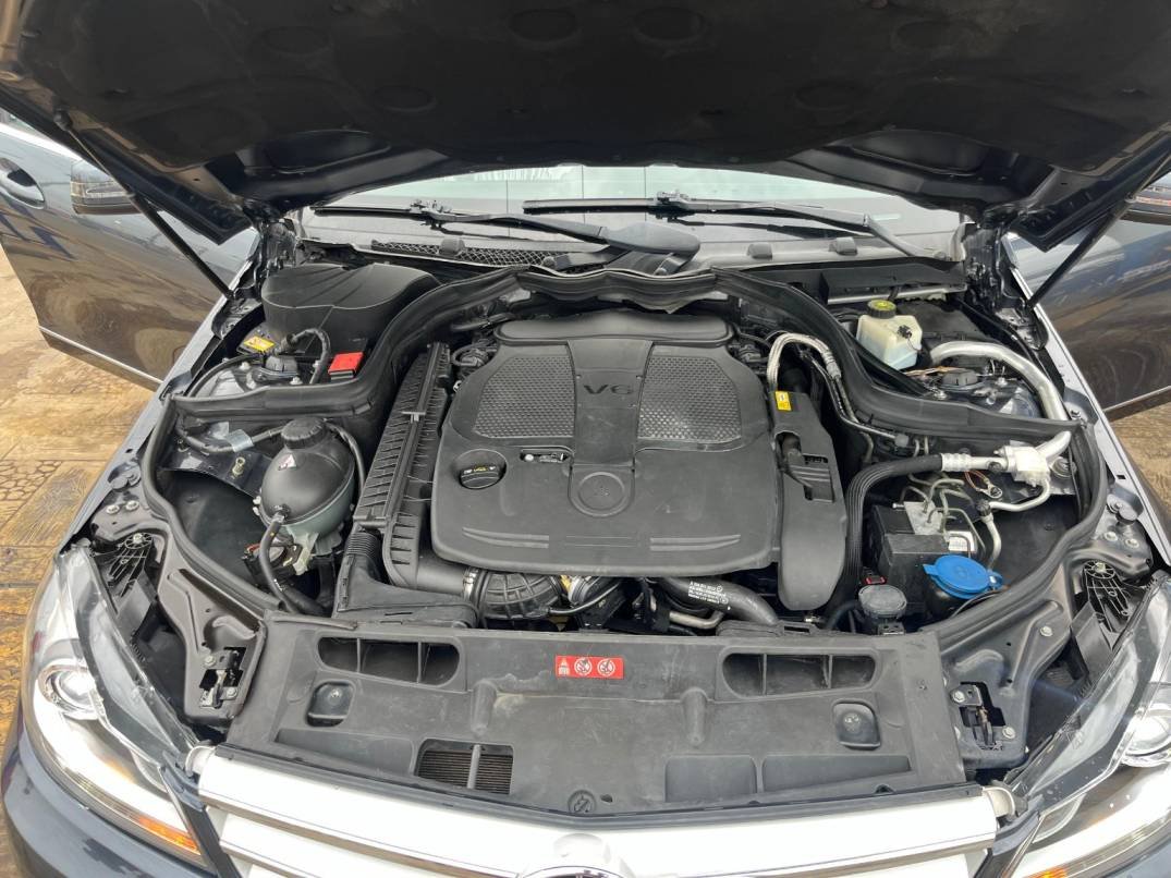 Mercedes-Benz C300 4MATIC 2013 V6 engine bay for sale in Asaba