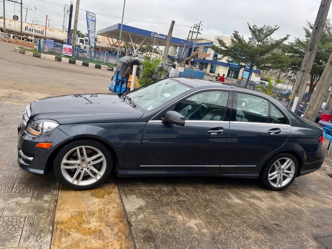 Mercedes-Benz C300 4MATIC 2013 side profile for sale in Asaba