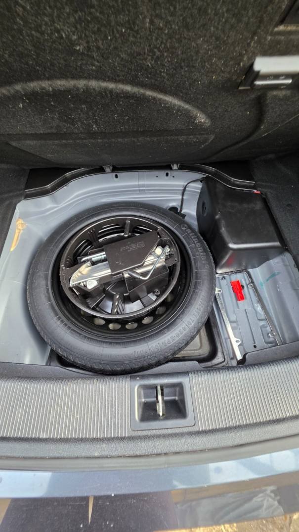Mercedes-Benz C300 4MATIC 2013 factory spare wheel and tools for sale in Asaba