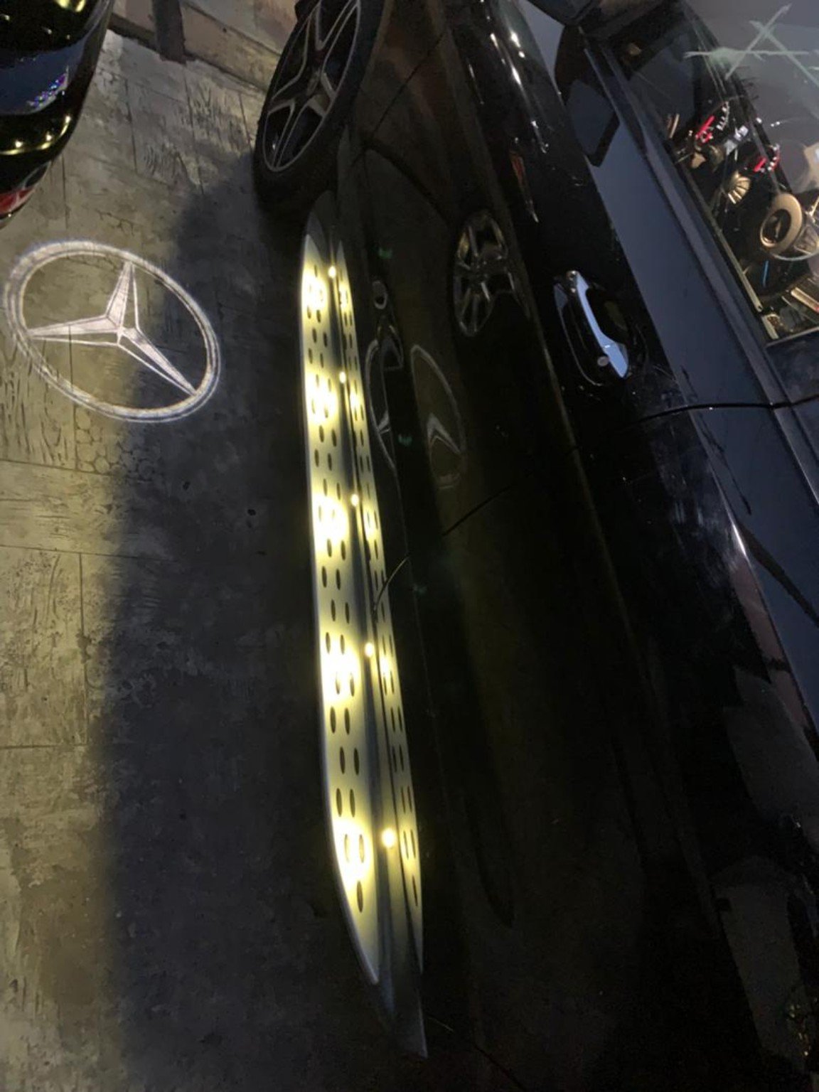 Mercedes-Benz GLE 350 2019 illuminated side step and door light