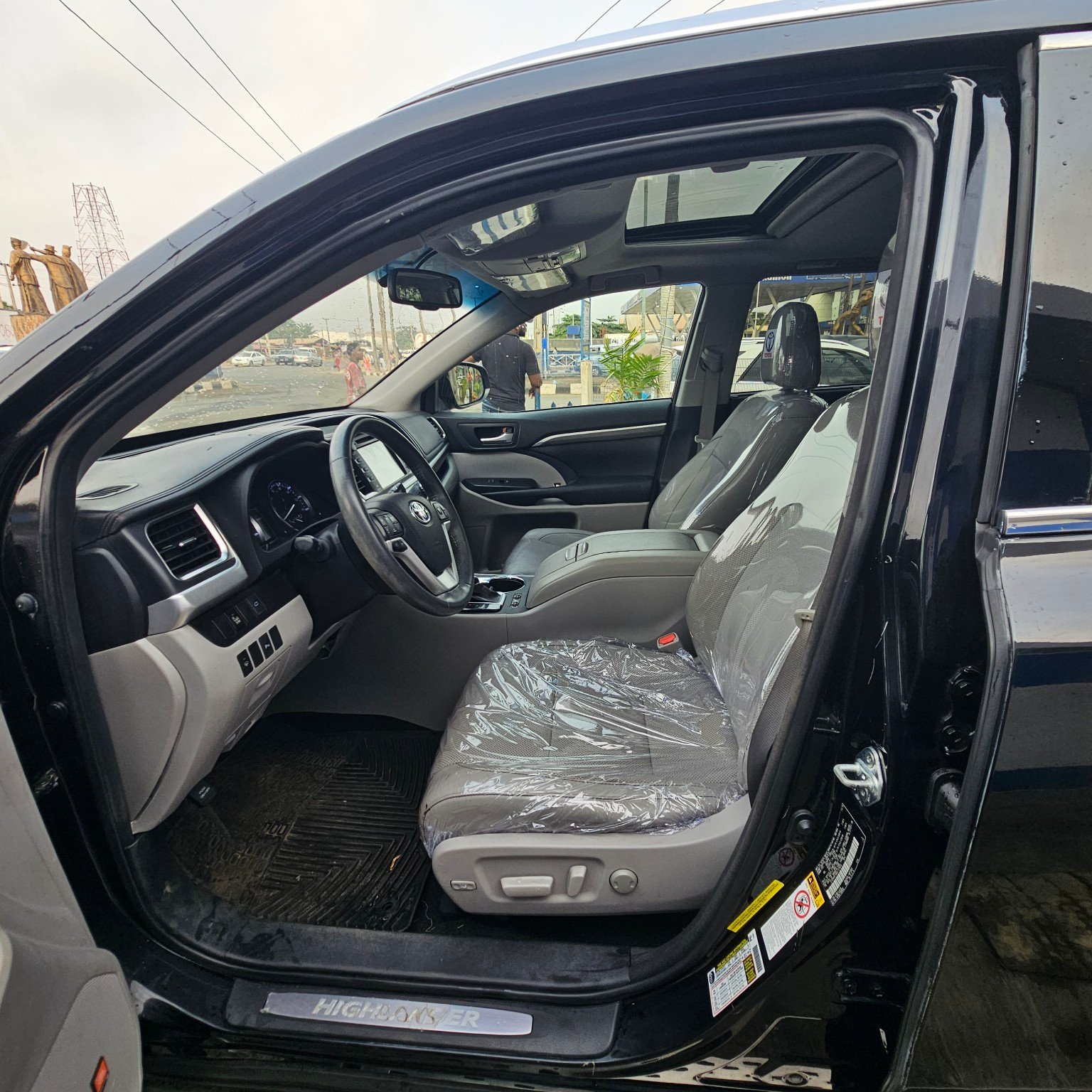 Toyota Highlander 2016 driver seat interior in Asaba
